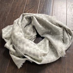 NWOT reversible herringbone scarf in gray/cream